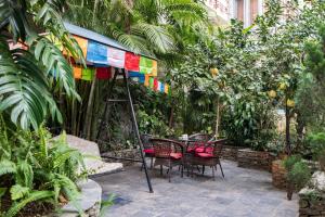 Jardí fora de Hotel Silver Oaks Inn