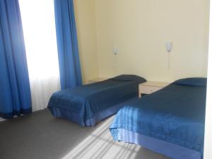 Giường trong phòng chung tại Alex Hotel