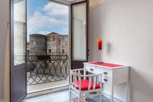 Una habitación con un escritorio y una ventana con vistas. en Casa do Re, en Catania