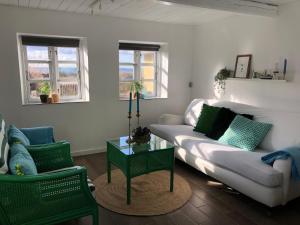 Beachhouse Langeland 20 m to private Beach的休息区