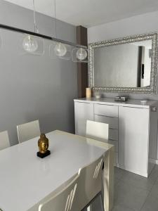 a kitchen with a white counter and a mirror at Ideal apartamento a 100m playa - Calafell in Calafell