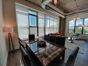 un ampio soggiorno con tavolo e sedie di McCormick Place luxurious and spacious 3br-2ba in Downtown Chicago with optional parking for 8 guests a Chicago