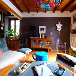 a living room with a couch and a table at La casa dei ciclisti in Ponti Sul Mincio