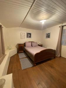 a bedroom with a bed and a wooden floor at Maison de casteljaloux 9 personnes in Casteljaloux