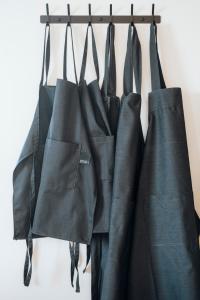 um grupo de sacos pretos pendurados numa prateleira em Vakantiehuis Spoor 74 em Diksmuide