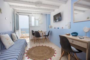 Μια τηλεόραση ή/και κέντρο ψυχαγωγίας στο Haraki Bay Loft (by haris)