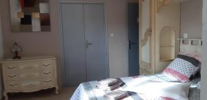 Gîte, suite d'hote de charme, petit déjeuner compris客房内的一张或多张床位