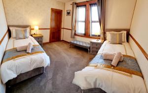 Inverness City 3 bedroom house tesisinde bir odada yatak veya yataklar