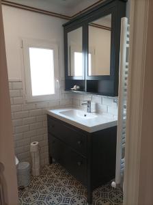 een badkamer met een wastafel en een spiegel bij Casa Portoblau in Porto Cristo