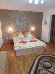 A bed or beds in a room at Pension Calborean
