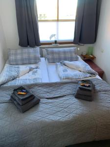 1 dormitorio con 2 camas y toallas. en Ferienwohnung Kleine Auszeit in Altenau, en Altenau