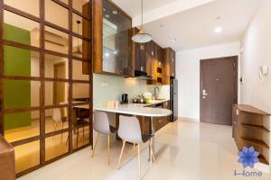 Nhà bếp/bếp nhỏ tại Home, Cosy&Luxury Apartment - 5mins to Airport, Free Pool&Gym, Airport Pick up Service