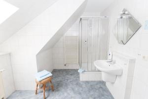 Koupelna v ubytování Hotel Garni Am Deich
