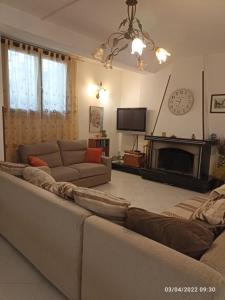 ein Wohnzimmer mit einem Sofa und einem Kamin in der Unterkunft la casa che vorresti in Fonte Nuova