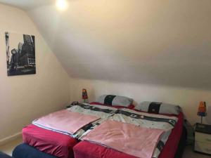 1 dormitorio con 1 cama con sábanas rojas en Familienfreundliche Wohnung in Wewer, en Paderborn