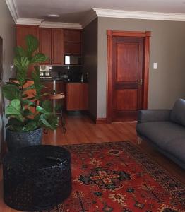 un salon avec un canapé et une table dans l'établissement Casa Basilio Studio, à Pretoria