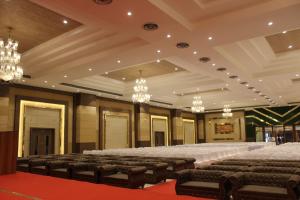 Cette grande chambre comprend un grand lit et des chaises. dans l'établissement The Grand Barso (A Luxury Heritage), à Bharatpur 99 autres photos