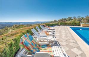 Πισίνα στο ή κοντά στο Stunning Home In Constantina +29 φωτογραφίες