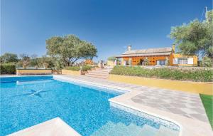 コンスタンティナにあるCozy Home In Constantina With Private Swimming Pool, Can Be Inside Or Outsideの家の前にスイミングプールがある家