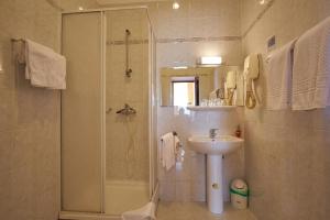 een badkamer met een douche en een wastafel bij Hotel Vila Ružica- glavna zgrada i depandanse in Crikvenica