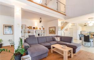 un soggiorno con divano e tavolo di Stunning Apartment In Lumbarda With Wifi a Lumbarda (Lombarda)