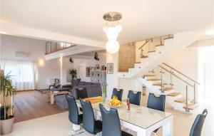 salon ze stołem, krzesłami i schodami w obiekcie Three-Bedroom Apartment In Lumbarda w mieście Lumbarda +26 zdjęć