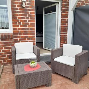 twee stoelen en een tafel op een patio bij Appartment am Fingerhut in Cloppenburg