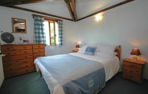 Una cama o camas en una habitación de Cozy Home In Savigvac-Lédrier With Wifi