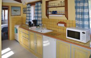 Una cocina o cocineta en Cozy Home In Savigvac-Lédrier With Wifi