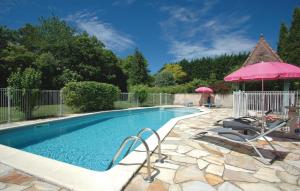 La alberca dentro o cerca de Cozy Home In Savigvac-Lédrier With Wifi