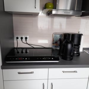 een aanrecht met een fornuis en een koffiezetapparaat bij Appartment am Fingerhut in Cloppenburg