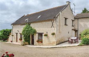 an old stone house with a table and chairs at Murier in Assay