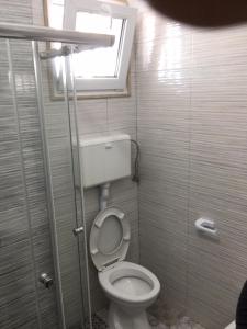 Baño pequeño con aseo y ventana en Punta Prosciutto Bed To Rent 2, en Punta Prosciutto 31 fotos más