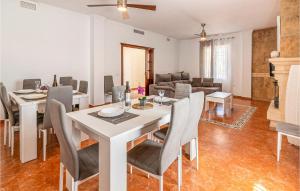 comedor con mesa blanca y sillas en Nice Home In Crdoba With Wifi, en El Rinconcillo