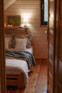 um quarto com 2 camas num chalé de madeira em Szary domek Zelwa em Zelwa