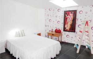 Ένα ή περισσότερα κρεβάτια σε δωμάτιο στο 2 Bedroom Awesome Apartment In Sauvian