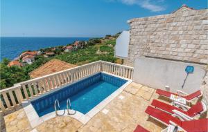 Bazén v ubytování Holiday Home Podobuce Bb Vi nebo v jeho okolí