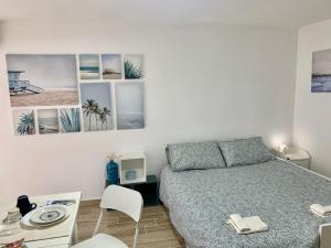 1 dormitorio con cama, mesa y escritorio con sillas en Sunrise en Margherita di Savoia