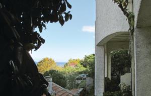 バスティアにある1 Bedroom Nice Apartment In Bastiaの遠方の車の家の景色