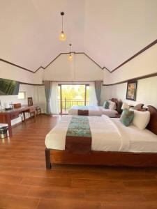 Postel nebo postele na pokoji v ubytování Lodge Moni Essara Kampot