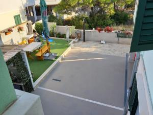Ein Kinderspielbereich in der Unterkunft Apartman Tamara
