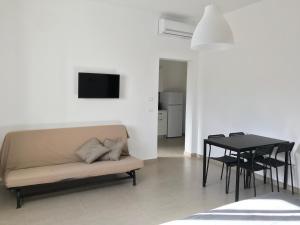 salon z kanapą i stołem w obiekcie Casa via Garibaldi w mieście Leverano