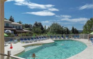 モントルーにあるBeautiful Home In Montauroux With 2 Bedrooms, Outdoor Swimming Pool And Heated Swimming Poolの椅子と水中の人