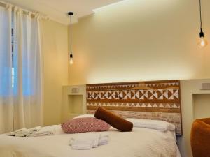1 dormitorio con 1 cama con 2 toallas en Agriturismo Le Fornase, en Castelnuovo del Garda