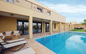 スファカイキにあるNice Home In Rethymno Crete With 4 Bedrooms, Wifi And Private Swimming Poolのスイミングプールとパティオ付きのヴィラ