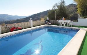 una piscina con vistas a la montaña en 4 Bedroom Nice Home In rchez, en Árchez