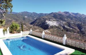 een zwembad met uitzicht op de bergen bij 4 Bedroom Nice Home In rchez in Árchez