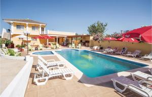 リリアにあるStunning Home In Llria With 4 Bedrooms, Private Swimming Pool And Outdoor Swimming Poolのホテルのプール(椅子、パラソル付)