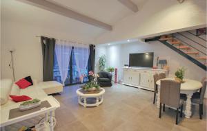 TV a/nebo společenská místnost v ubytování 3 Bedroom Cozy Home In Callian