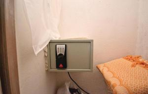 einen TV an der Wand mit Fernbedienung in der Unterkunft Cozy Home In Saignon With Kitchen in Saignon